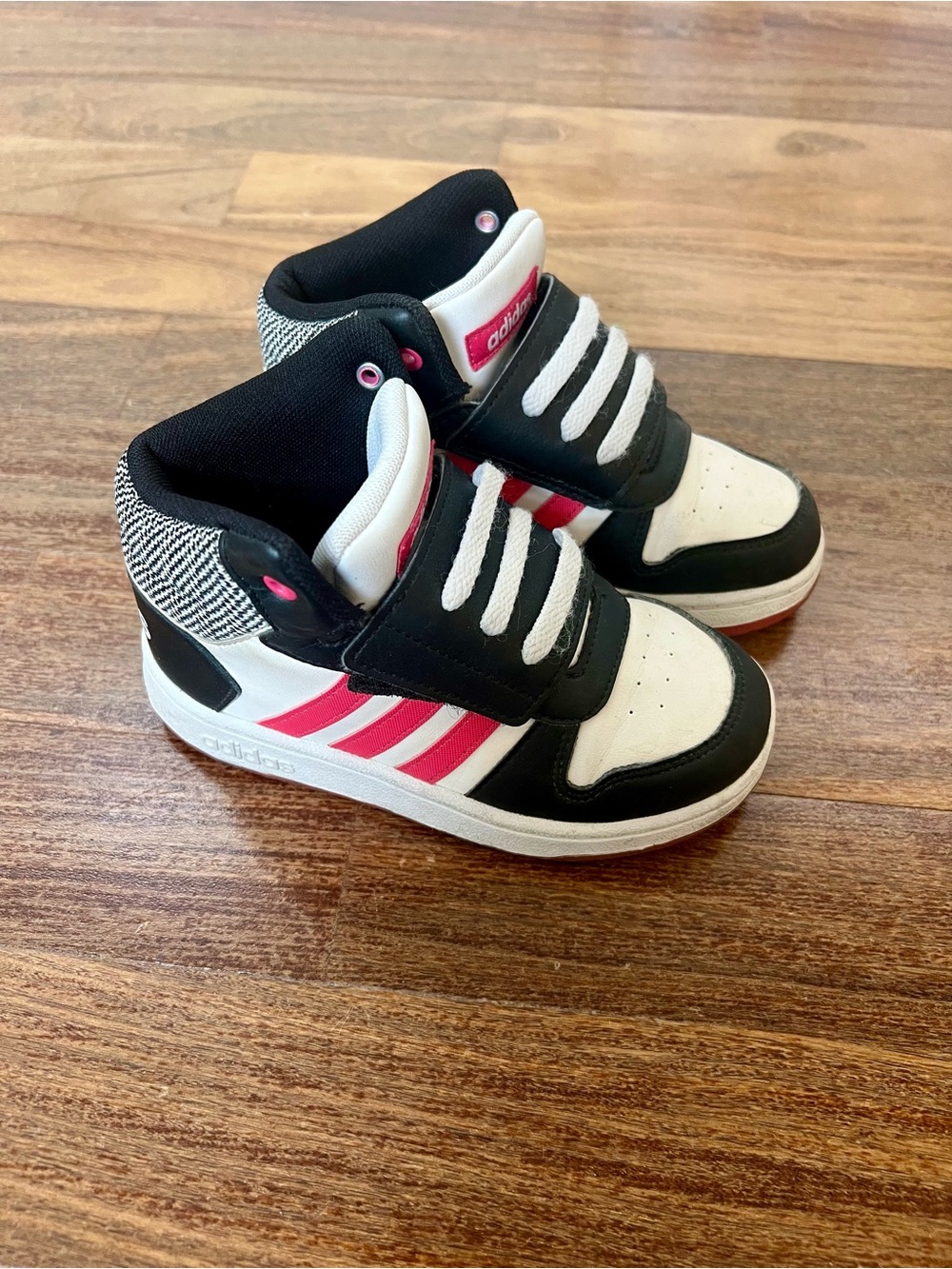 Adidas Hoops Mid Toddlers Size
10 10K Basketball Shoes Black Pink unisex